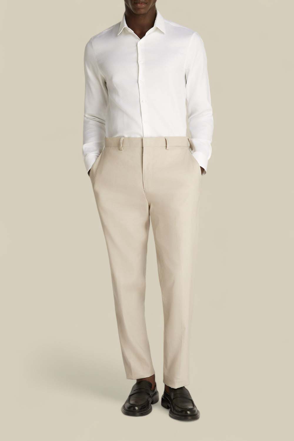 תמונת כל הלוק של מכנסיים מחויטים